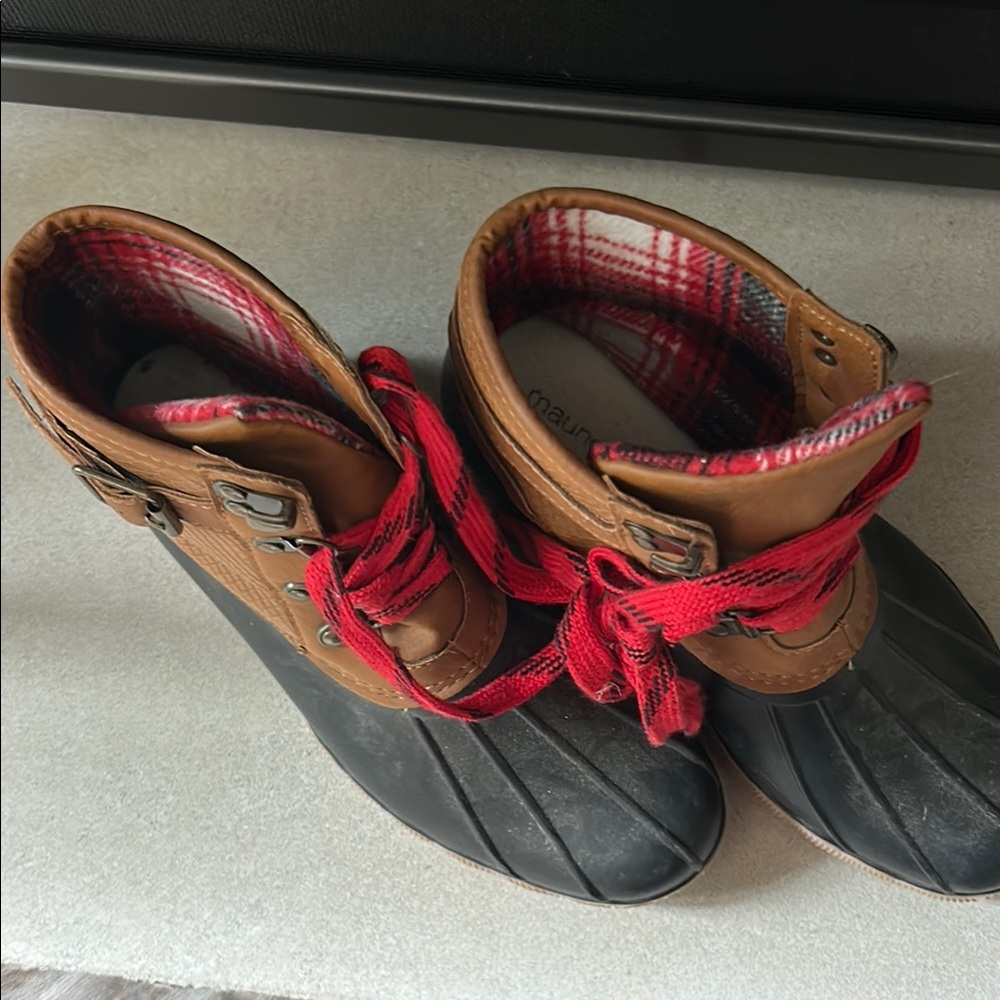 Maurices Tan and Black Duck Boots with Red Laces - Picture 3 of 6